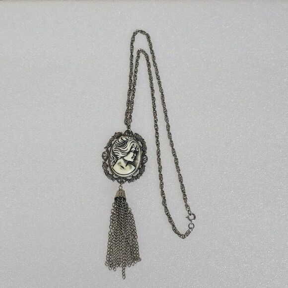 1970s Resin Cameo Black White Pendant Necklace Tassel Silver Tone Vintage - Picture 4 of 14